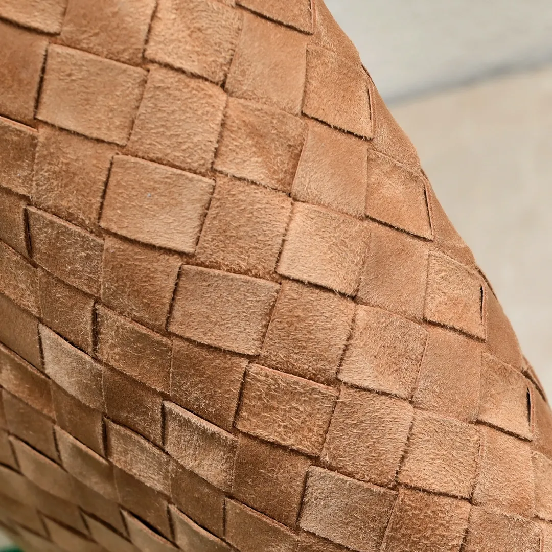 Batch 1860 #Bv New small size HOP bag - nubuck leather is here👇The bag body and handles are made of a whole piece of woven leather. The bag body is soft and lazy. Hop symbolizes the praise of innovation and eternal craftsmanship [love]. The pyramid silhouette combines practicality and fashion. It is modern and casual. The double-sided closure design of the bag mouth is more convenient and safe! The cowhide texture also makes the bag more wear-resistant and durable. A must-have for fashionable ladies who like minimalism yet comfortable and casual! Size: 41x20.5x7.5, Model: 3966#